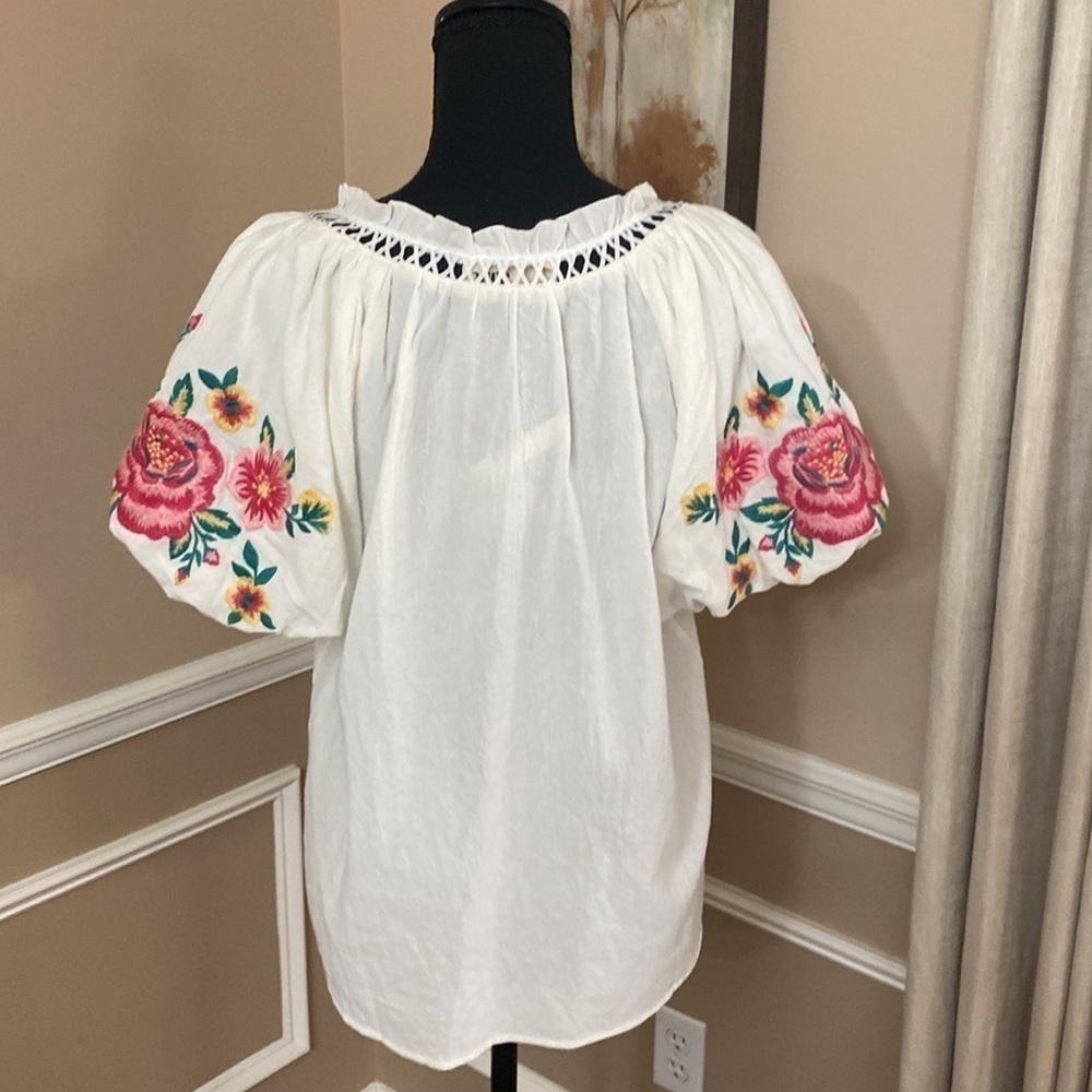 Savanna Jane Embroidered Top Small NWT - Picture 6 of 9
